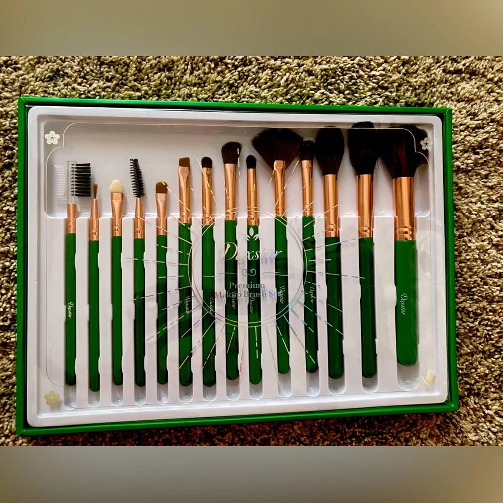 NWT MAKEUP BRUSH SET - Picture 1 of 2